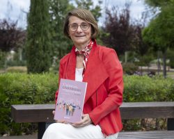 rectora Eva Alcón_presidenta CRUE_libro crónica de una universidad que transforma (3)
